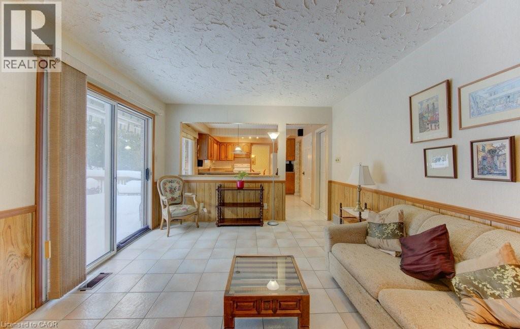 32 Brookview Court, Kitchener, ON - Indoor Photo Showing Living Room