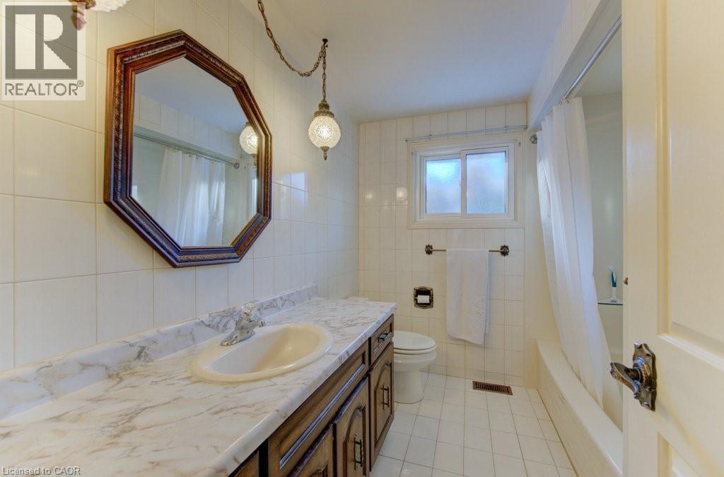 32 Brookview Court, Kitchener, ON - Indoor Photo Showing Bathroom