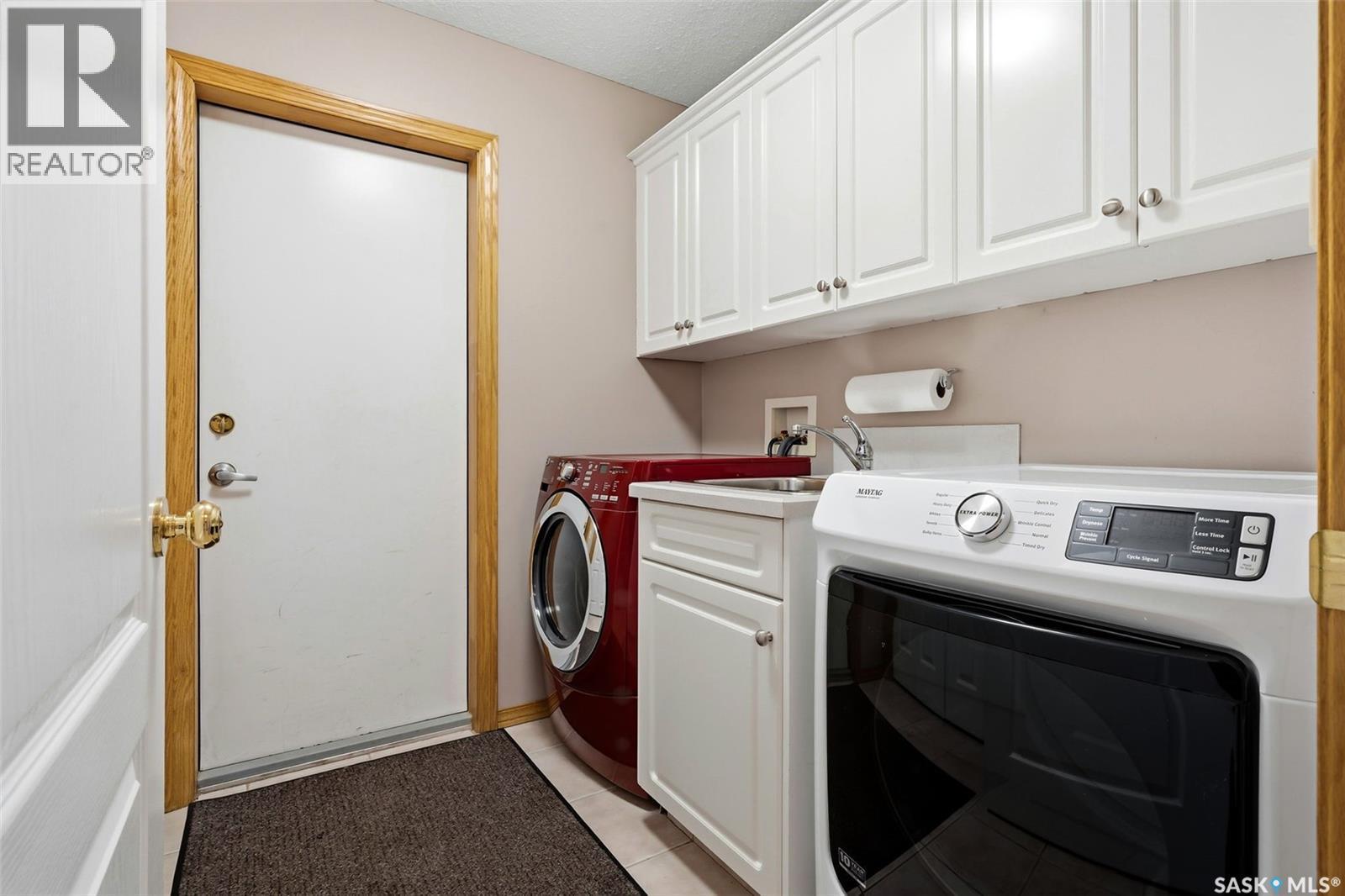 2906 St James Crescent, Regina, SK - Indoor Photo Showing Laundry Room