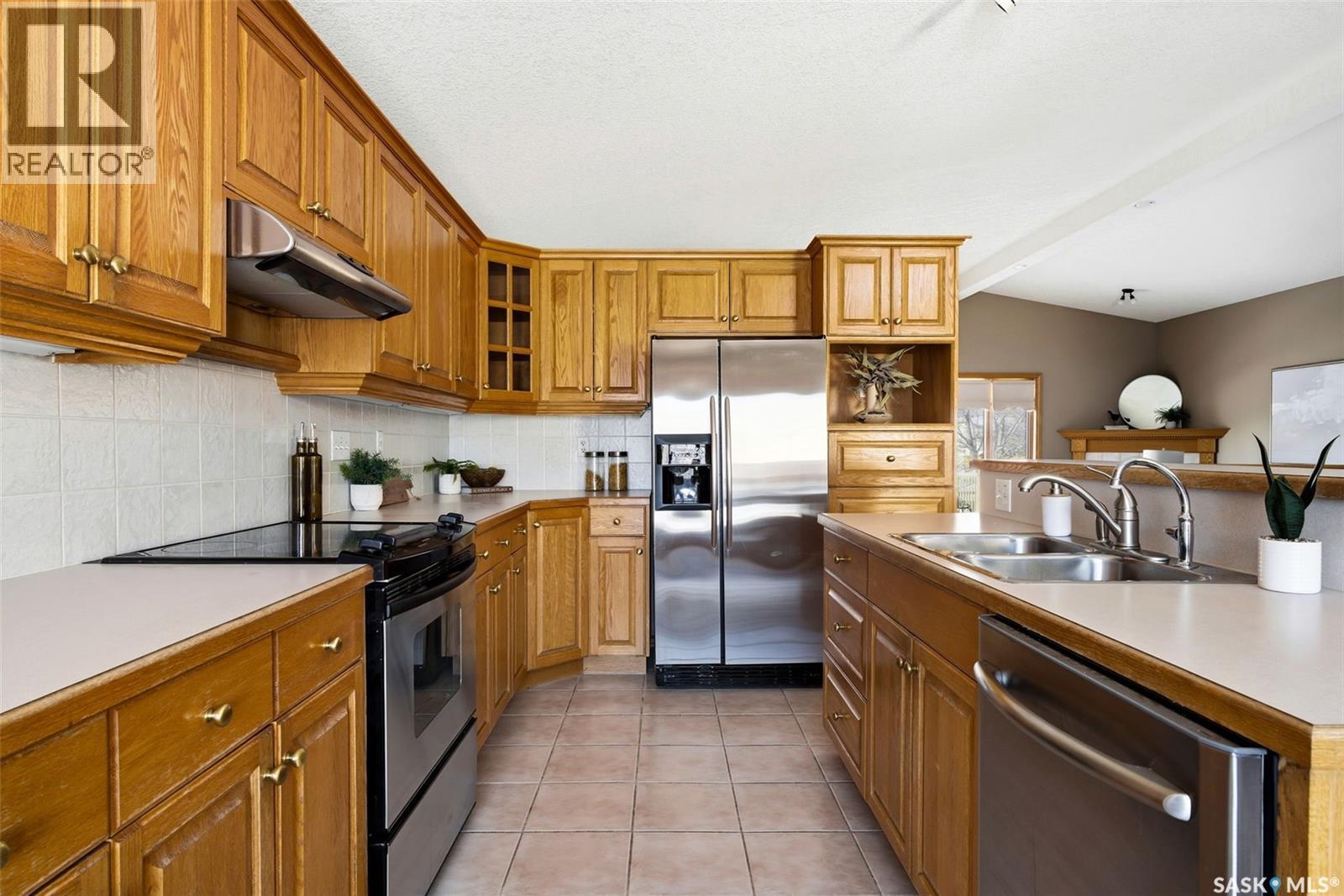2906 St James Crescent, Regina, SK - Indoor Photo Showing Kitchen With Double Sink