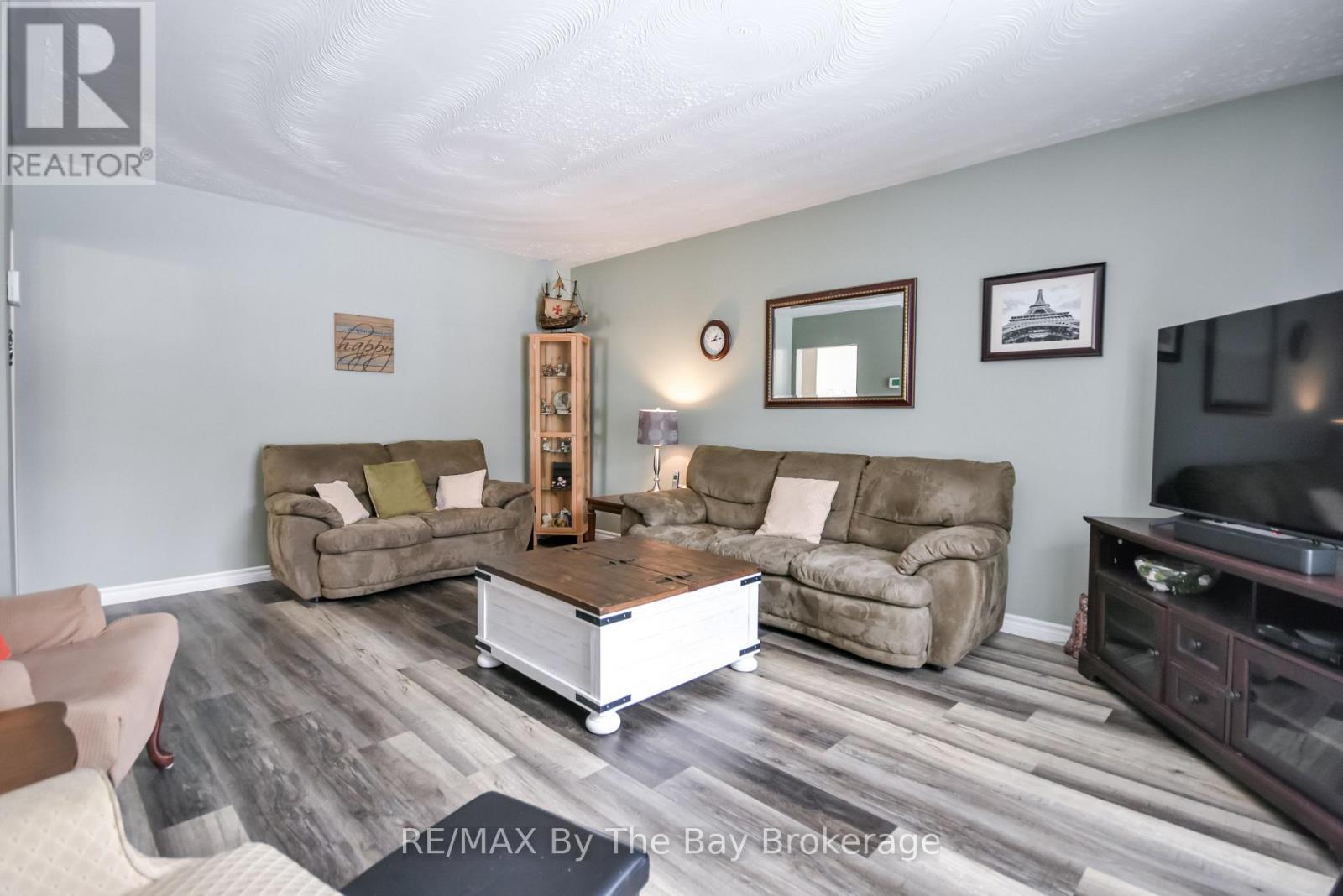 Main Level Living Room - 464 William Street, Midland, ON - Indoor Photo Showing Living Room