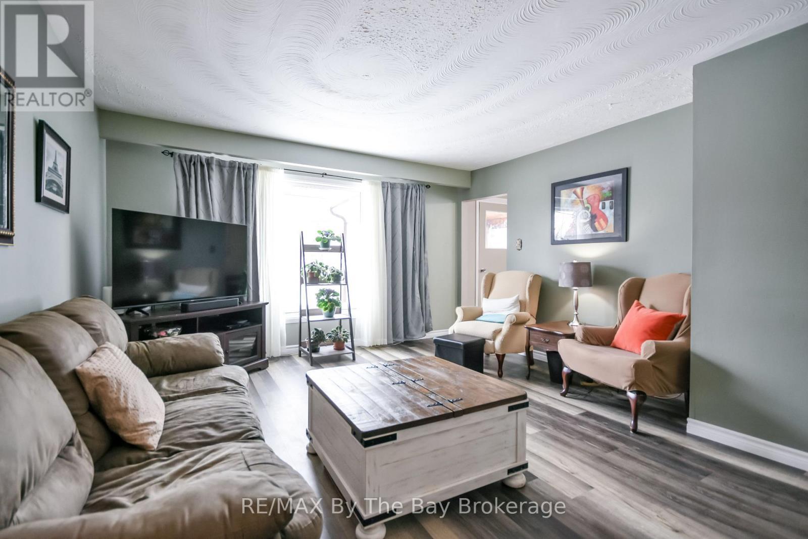 464 William Street, Midland, ON - Indoor Photo Showing Living Room