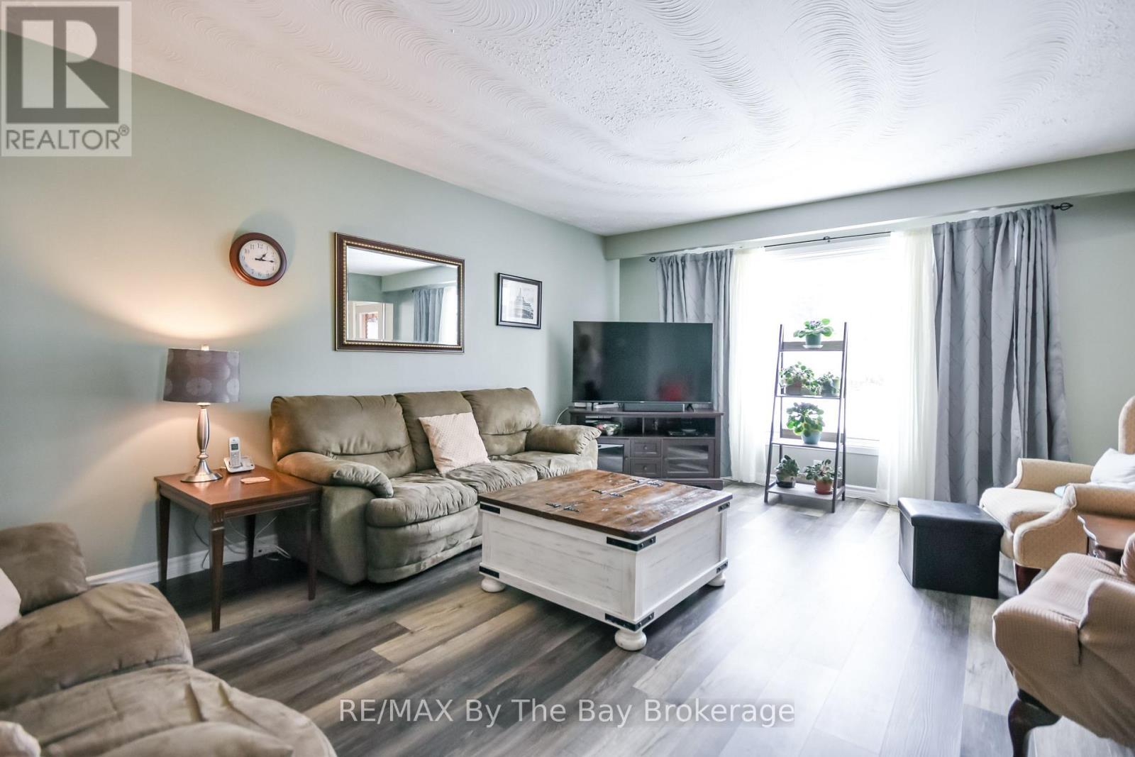 464 William Street, Midland, ON - Indoor Photo Showing Living Room