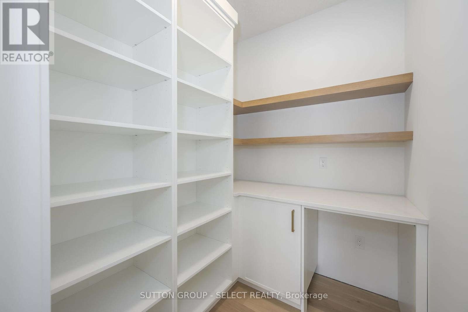 1898 Fountain Grass Drive, London South (South B), ON - Indoor With Storage