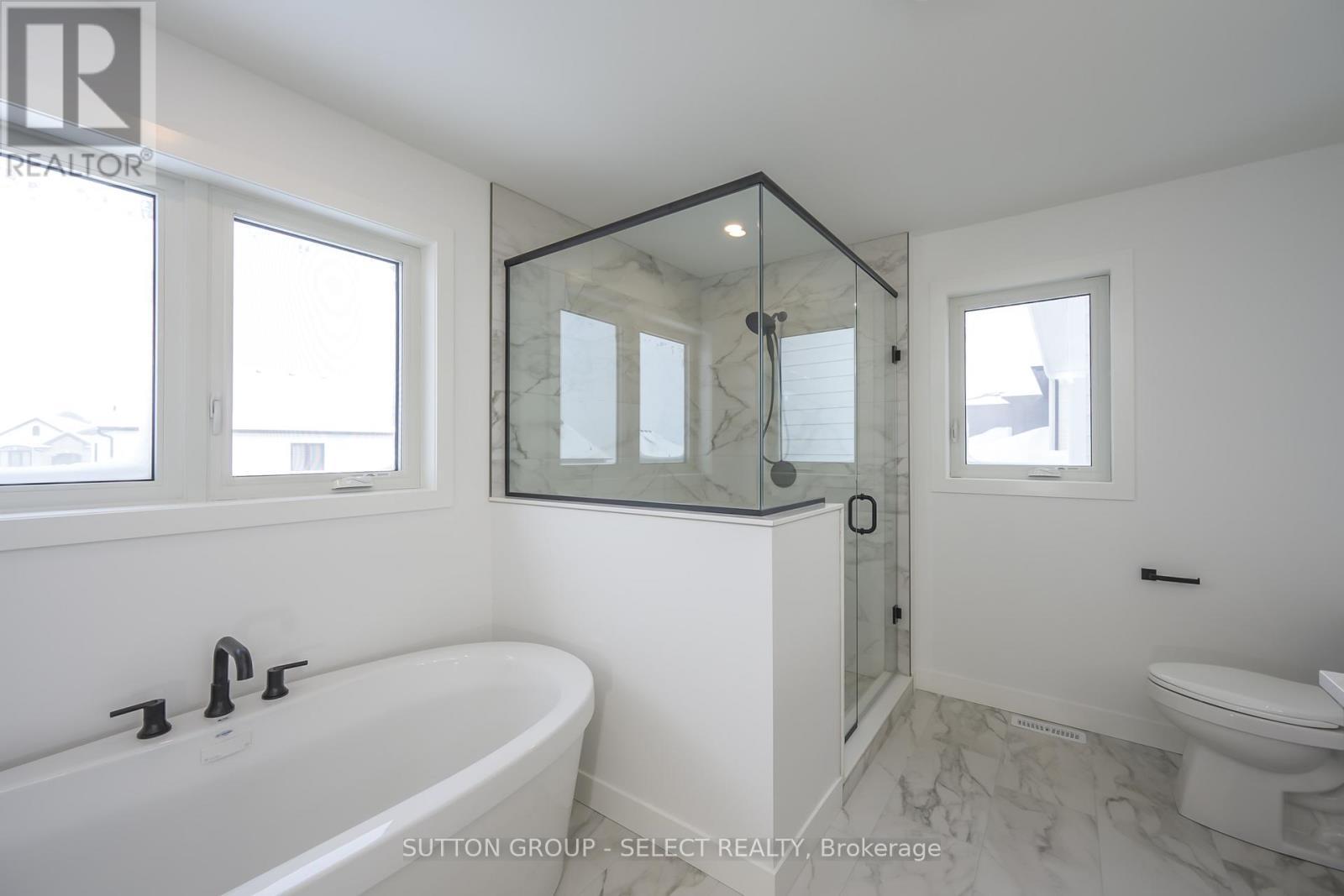 1898 Fountain Grass Drive, London South (South B), ON - Indoor Photo Showing Bathroom