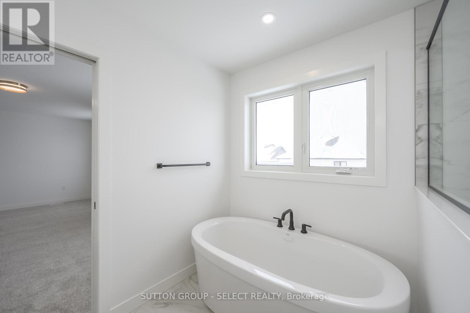 1898 Fountain Grass Drive, London South (South B), ON - Indoor Photo Showing Bathroom