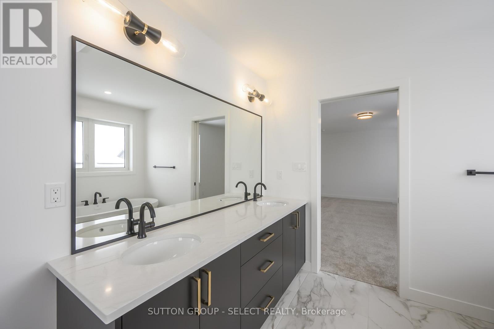 1898 Fountain Grass Drive, London South (South B), ON - Indoor Photo Showing Bathroom
