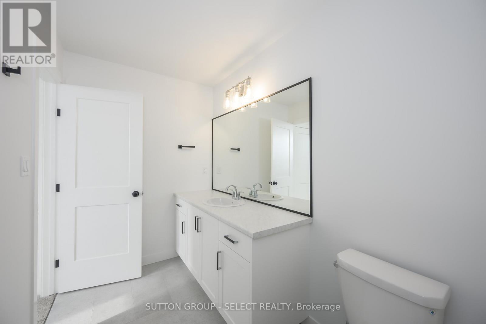 1898 Fountain Grass Drive, London South (South B), ON - Indoor Photo Showing Bathroom