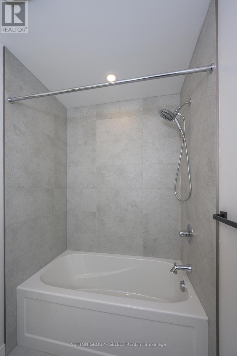 1898 Fountain Grass Drive, London South (South B), ON - Indoor Photo Showing Bathroom