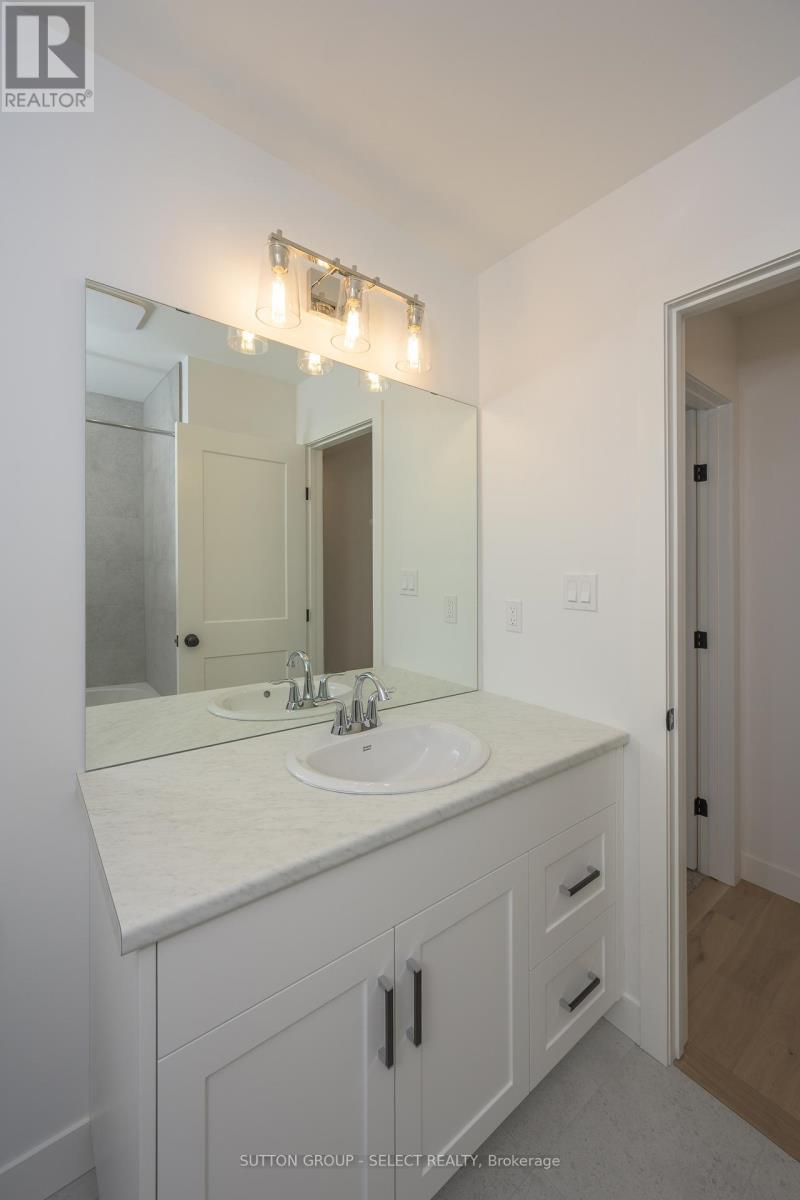 1898 Fountain Grass Drive, London South (South B), ON - Indoor Photo Showing Bathroom