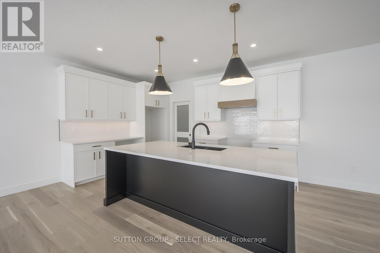 1898 Fountain Grass Drive, London South (South B), ON - Indoor Photo Showing Kitchen With Upgraded Kitchen