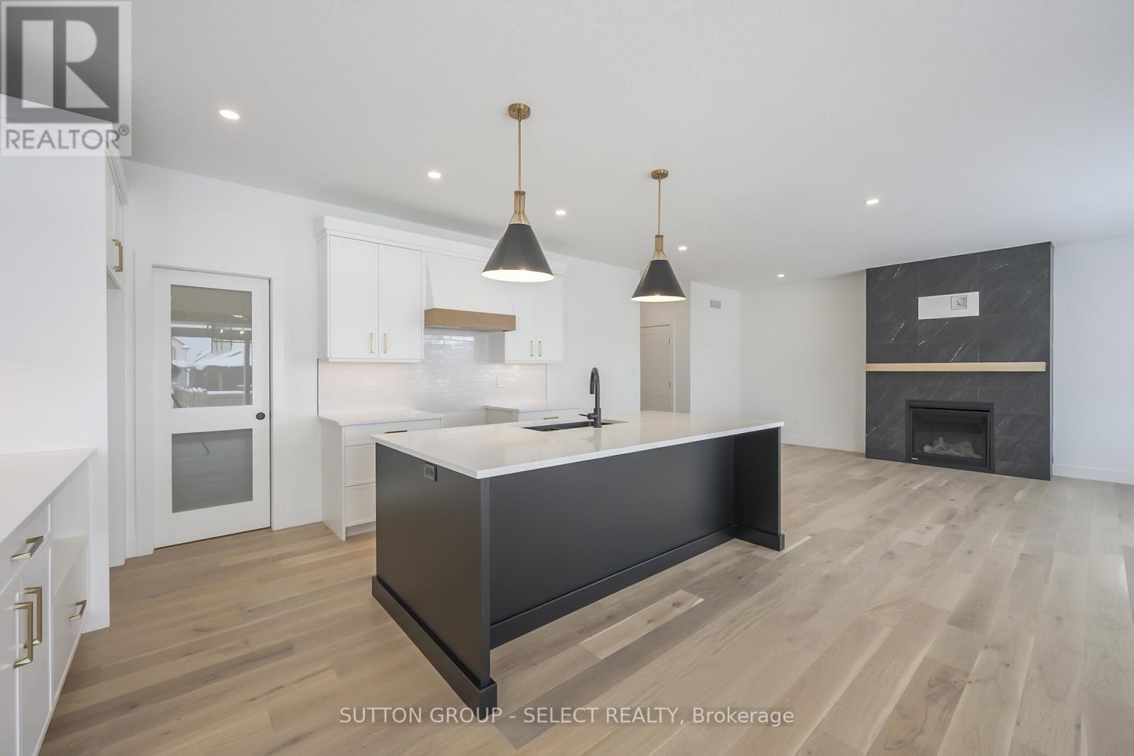 1898 Fountain Grass Drive, London South (South B), ON - Indoor Photo Showing Kitchen With Upgraded Kitchen