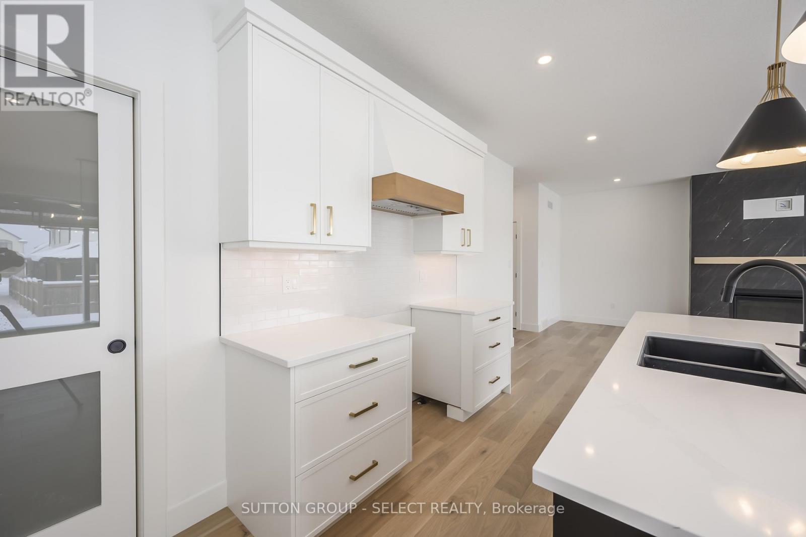 1898 Fountain Grass Drive, London South (South B), ON - Indoor Photo Showing Kitchen With Double Sink