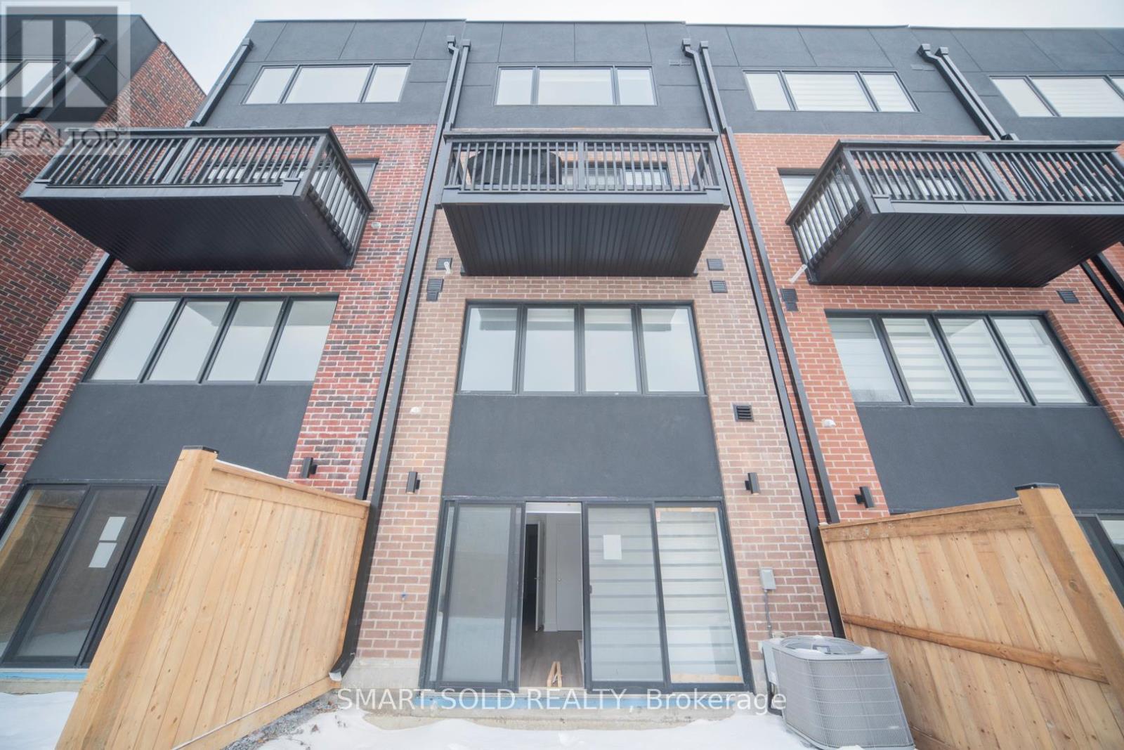 22 Chestnut Court, Aurora, ON - Outdoor With Balcony With Exterior