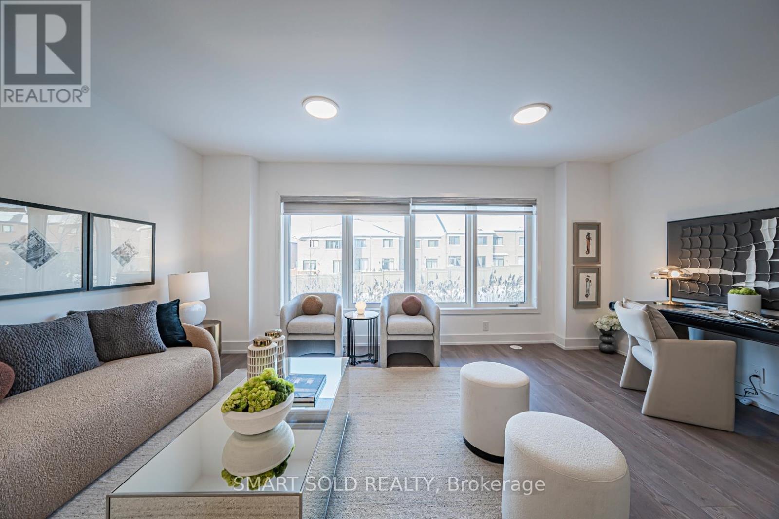 22 Chestnut Court, Aurora, ON - Indoor Photo Showing Living Room