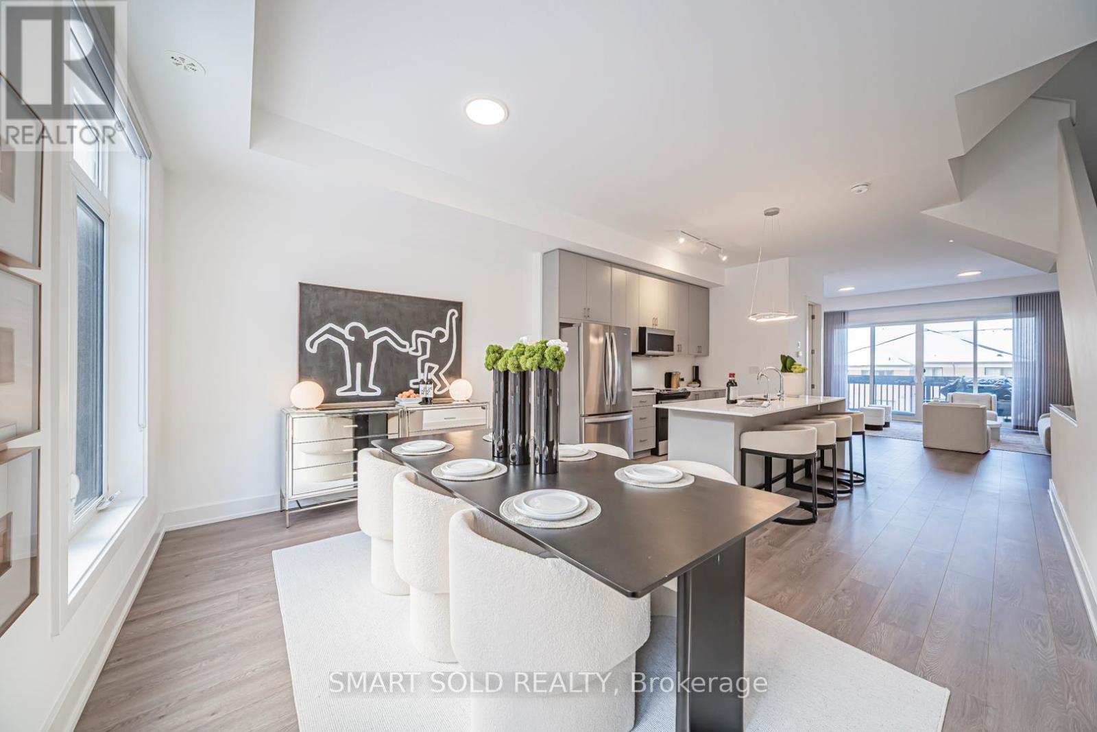 22 Chestnut Court, Aurora, ON - Indoor Photo Showing Dining Room