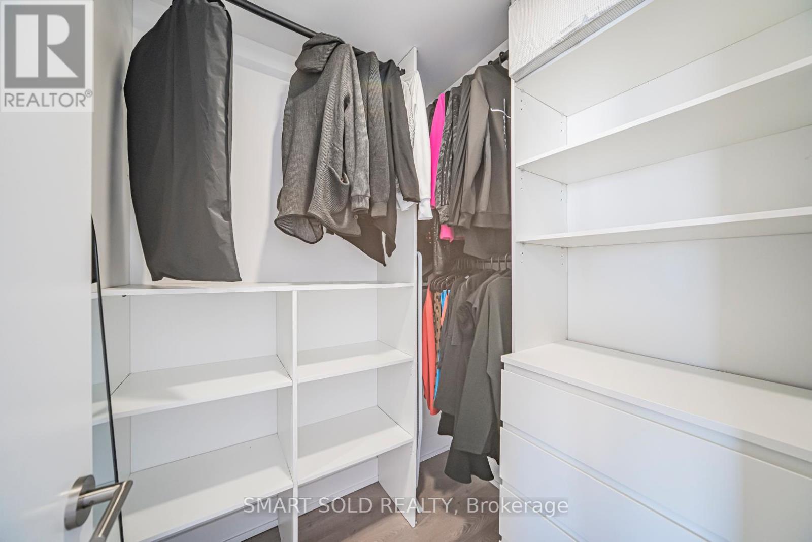 22 Chestnut Court, Aurora, ON - Indoor With Storage