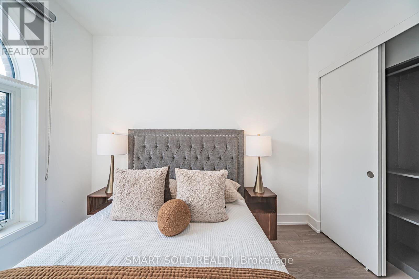 22 Chestnut Court, Aurora, ON - Indoor Photo Showing Bedroom
