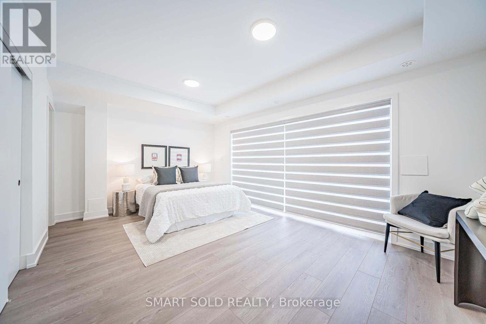 22 Chestnut Court, Aurora, ON - Indoor Photo Showing Bedroom