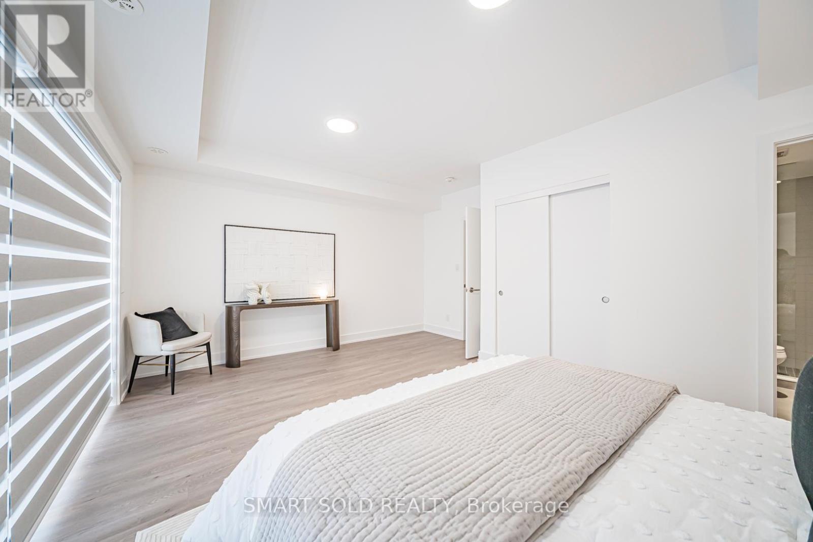 22 Chestnut Court, Aurora, ON - Indoor Photo Showing Bedroom