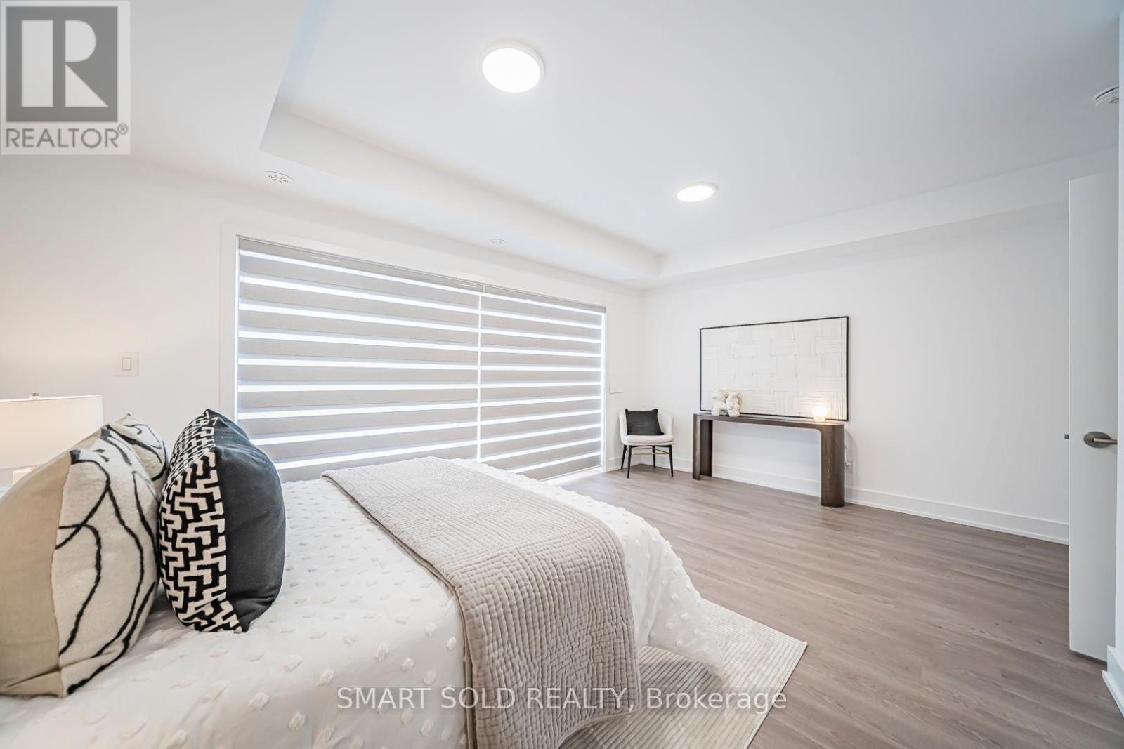 22 Chestnut Court, Aurora, ON - Indoor Photo Showing Bedroom