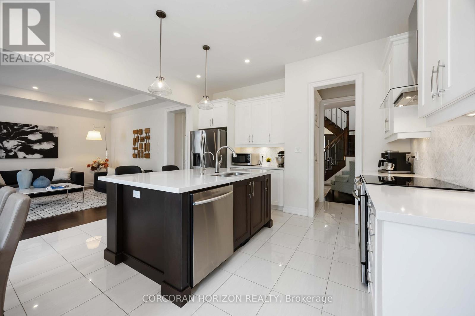 33 Kylemount Court, Vaughan, ON - Indoor Photo Showing Kitchen With Upgraded Kitchen