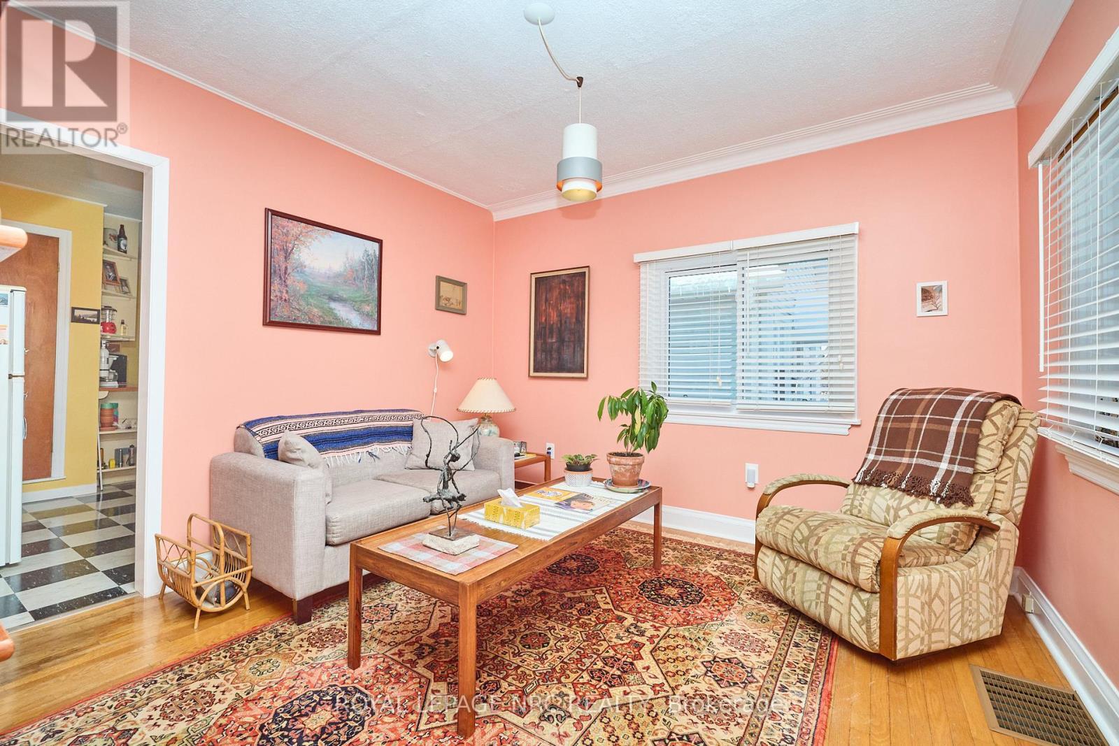 218 Carlton Street, St. Catharines (Downtown), ON - Indoor Photo Showing Living Room