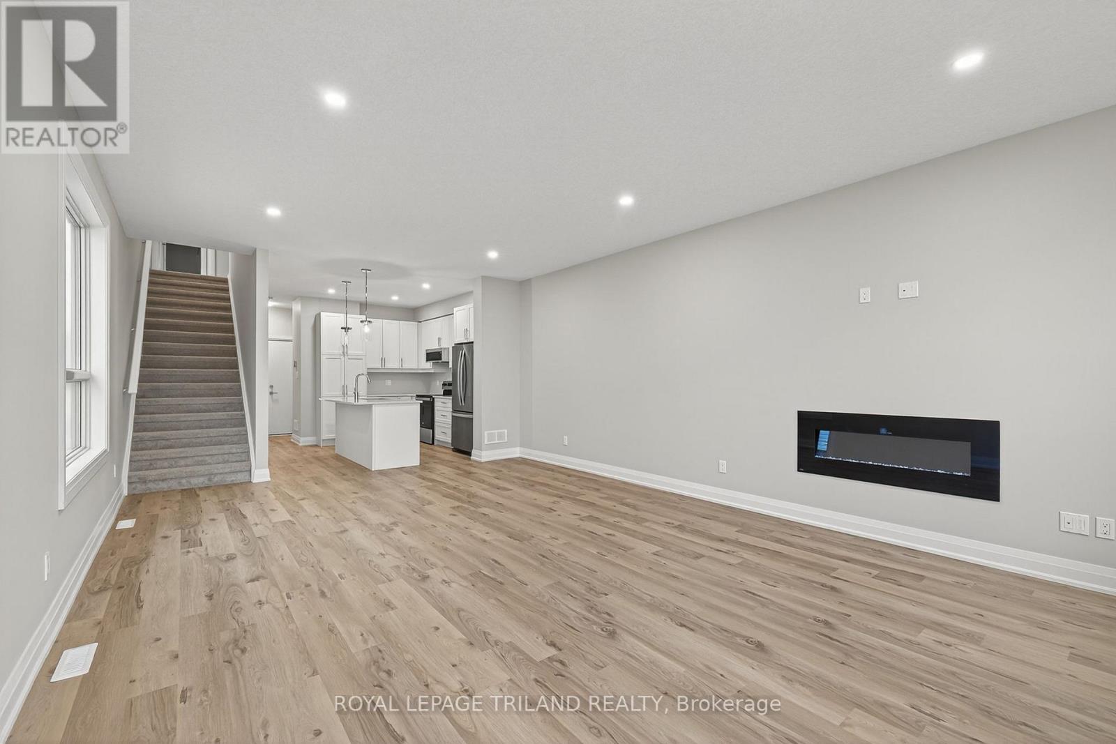 788 Banyan Lane, London North (North E), ON - Indoor With Fireplace