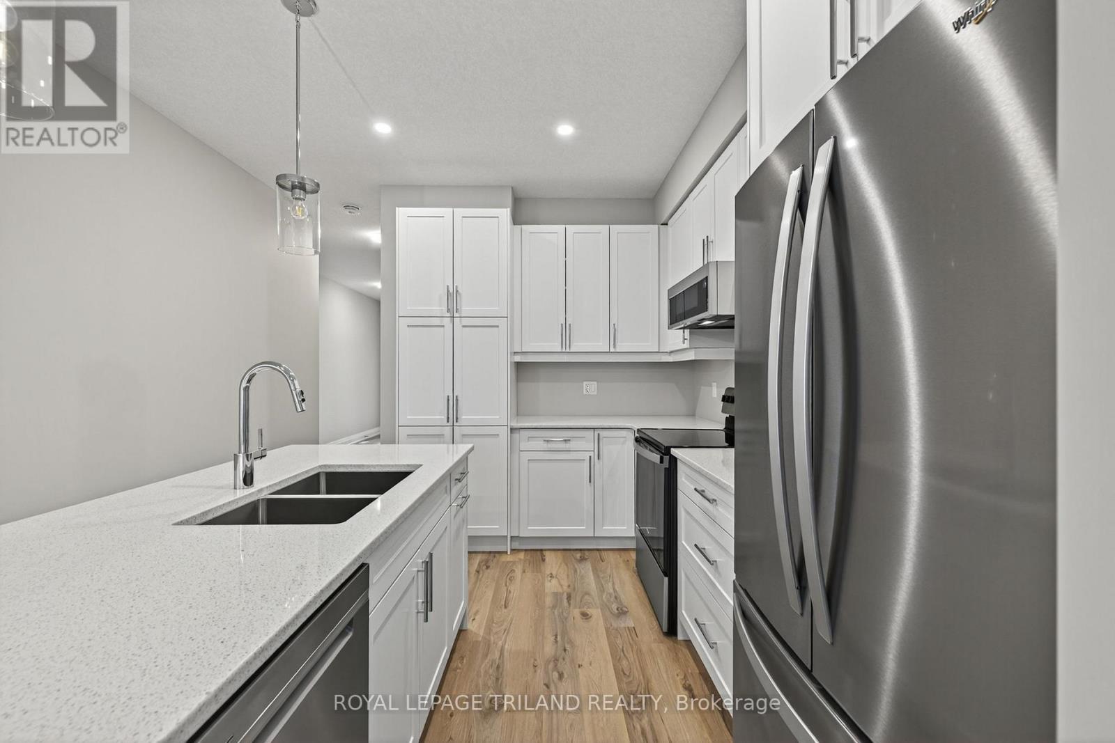 782 Banyan Lane, London North (North E), ON - Indoor Photo Showing Kitchen With Double Sink With Upgraded Kitchen