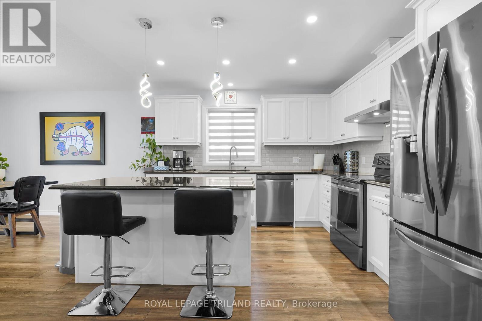 Main Floor: Loads of Preparation Space - 280 Peter Street S, Chatham-Kent (Bothwell), ON - Indoor Photo Showing Kitchen With Upgraded Kitchen