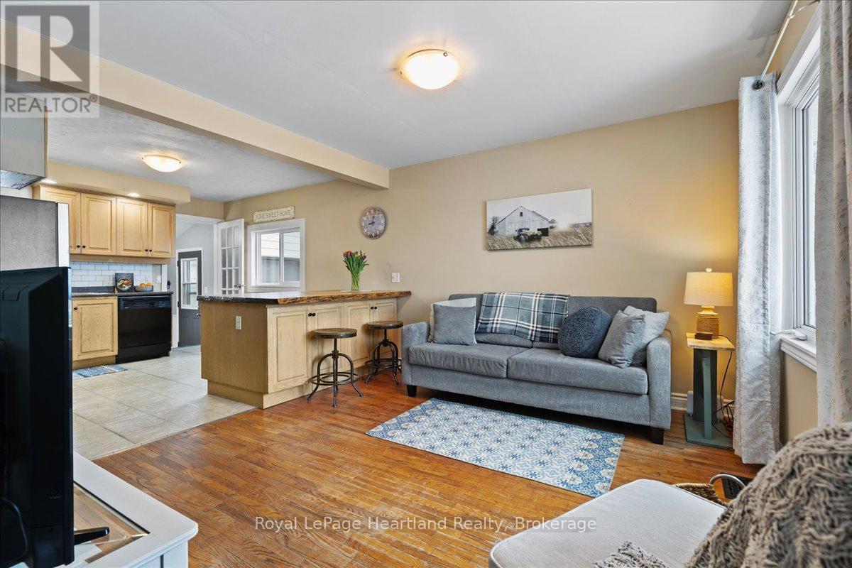 7637 Wellington Road 7, Mapleton, ON - Indoor Photo Showing Living Room