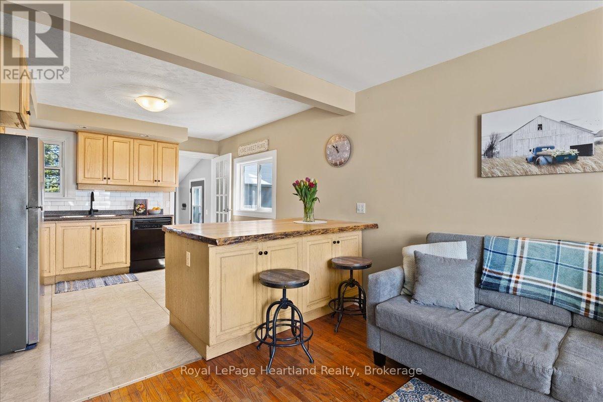 7637 Wellington Road 7, Mapleton, ON - Indoor Photo Showing Kitchen