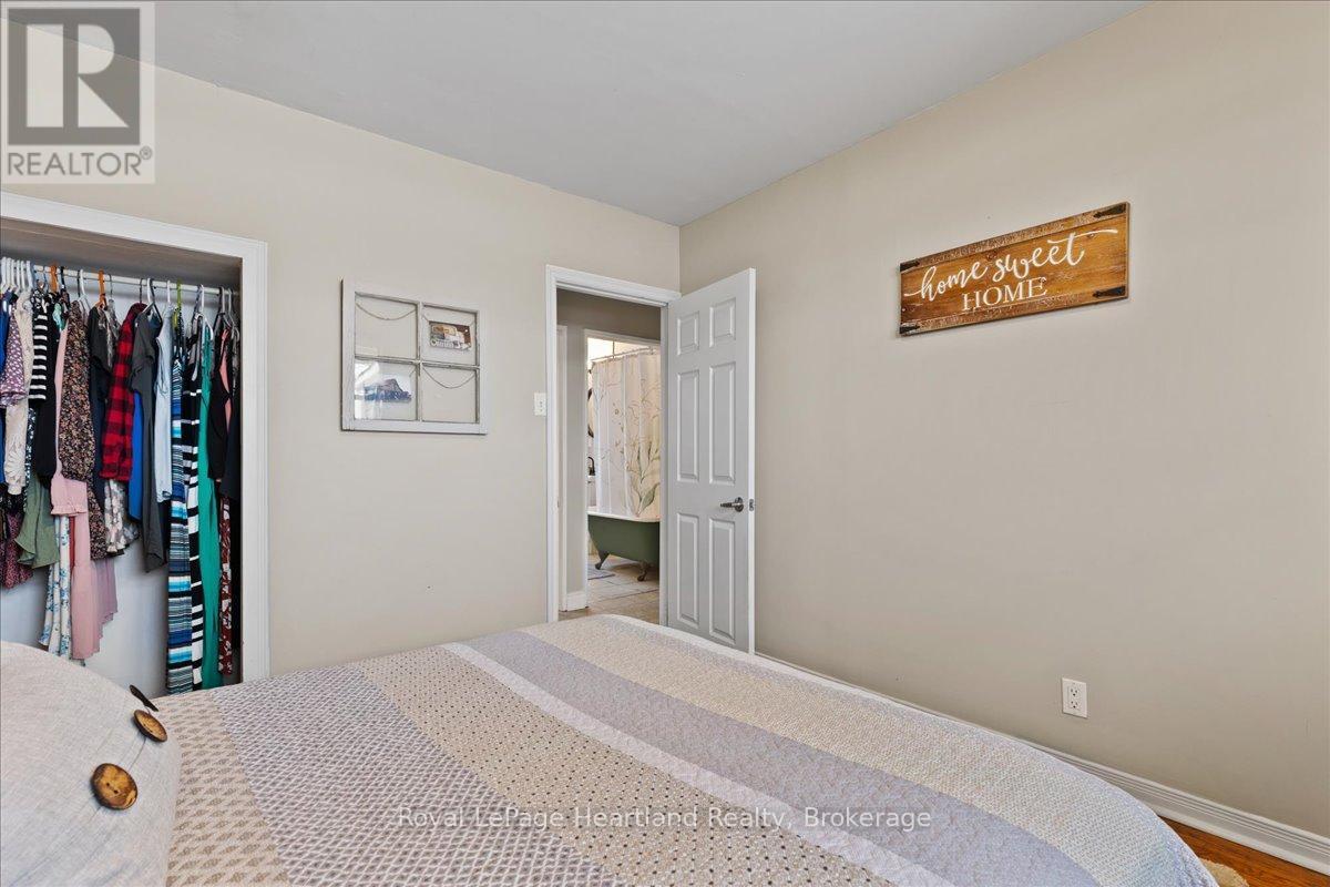 7637 Wellington Road 7, Mapleton, ON - Indoor Photo Showing Bedroom
