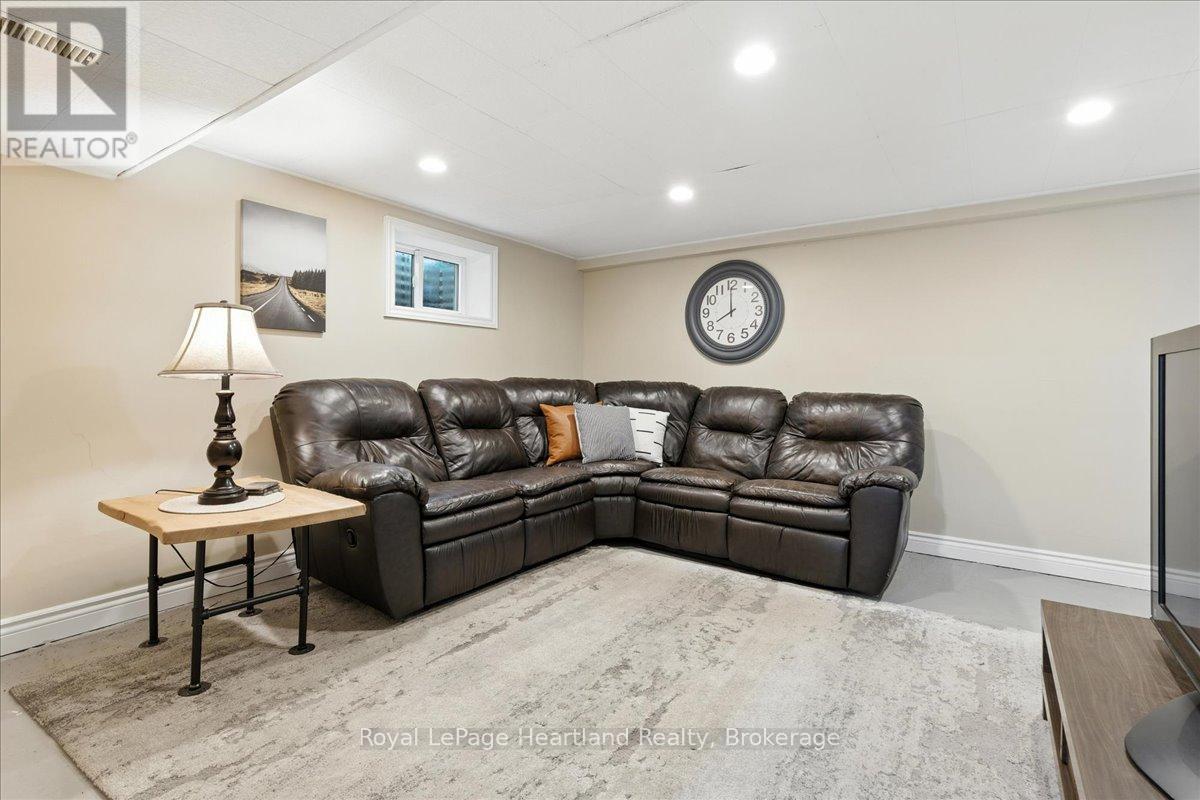 7637 Wellington Road 7, Mapleton, ON - Indoor