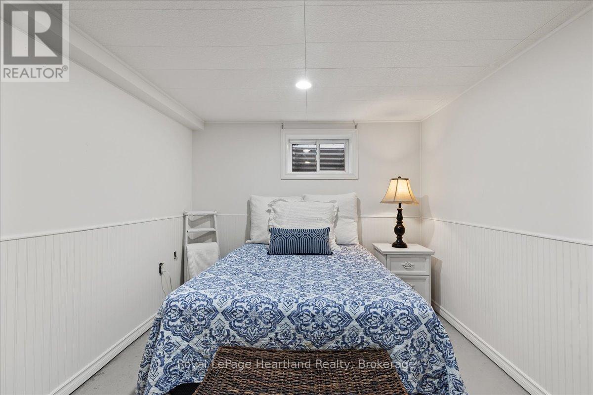 7637 Wellington Road 7, Mapleton, ON - Indoor Photo Showing Bedroom