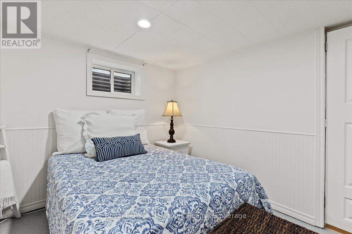7637 Wellington Road 7, Mapleton, ON - Indoor Photo Showing Bedroom