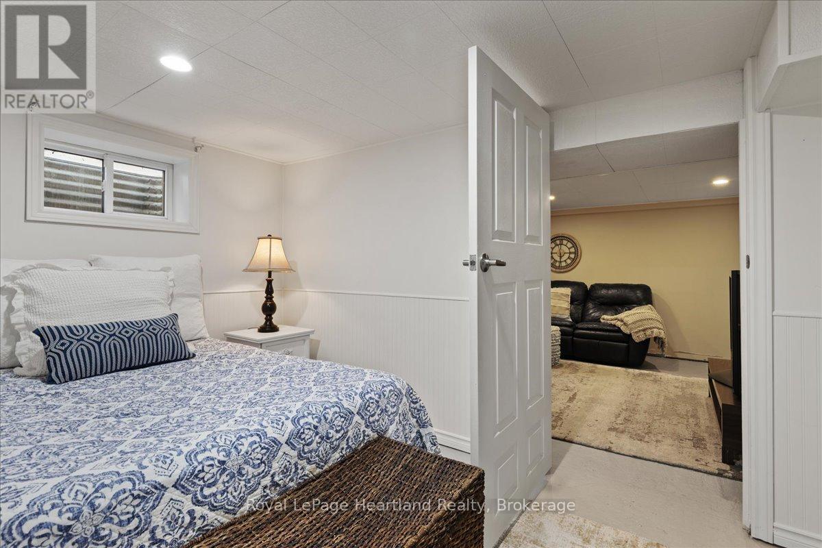 7637 Wellington Road 7, Mapleton, ON - Indoor Photo Showing Bedroom
