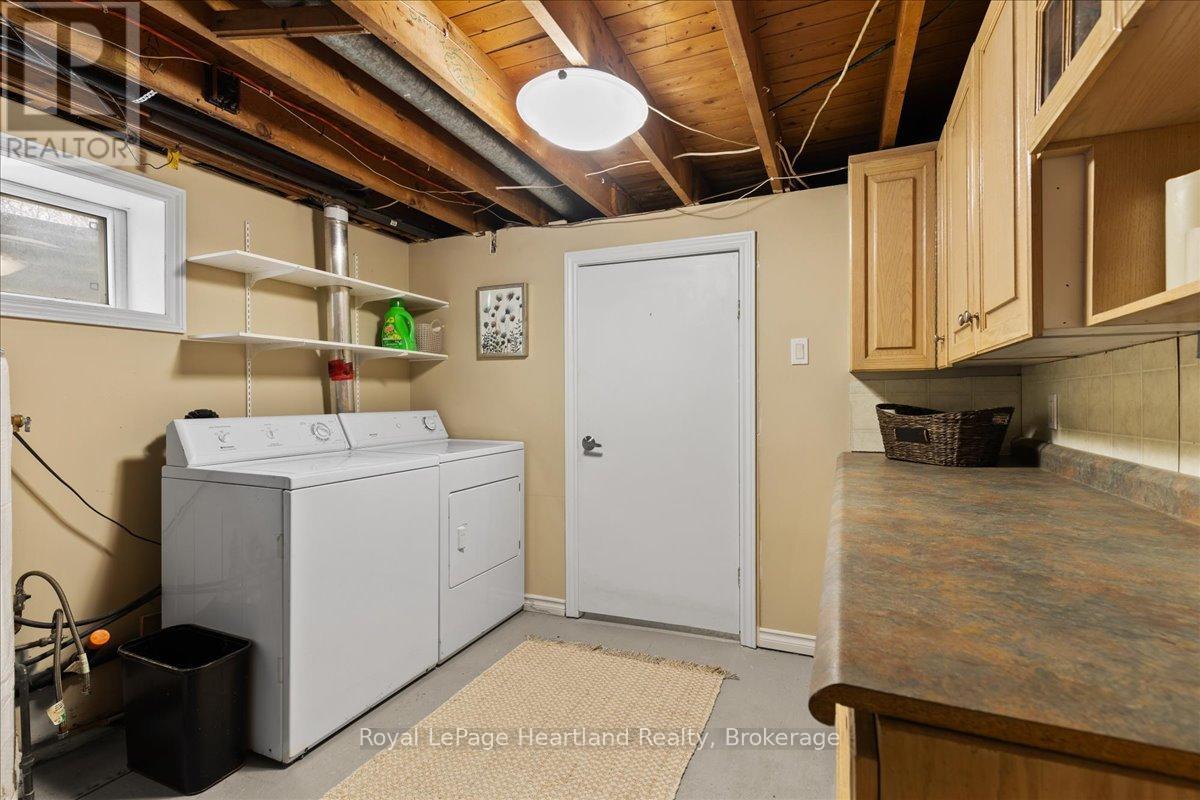 7637 Wellington Road 7, Mapleton, ON - Indoor Photo Showing Laundry Room