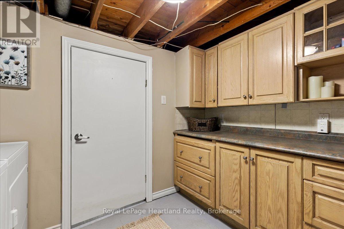 7637 Wellington Road 7, Mapleton, ON - Indoor Photo Showing Laundry Room