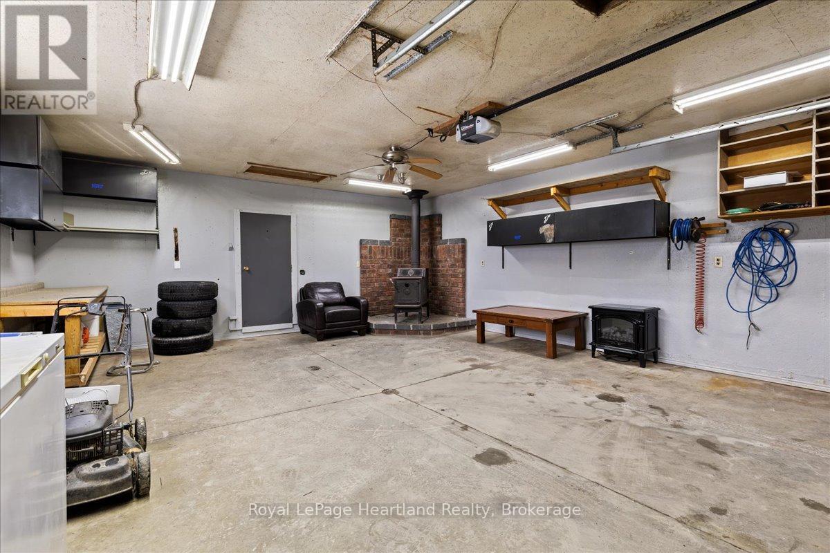 7637 Wellington Road 7, Mapleton, ON - Indoor Photo Showing Garage