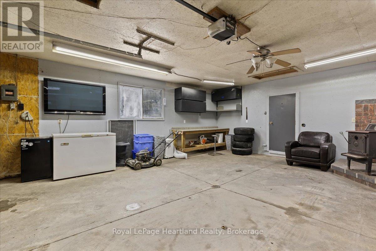 7637 Wellington Road 7, Mapleton, ON - Indoor Photo Showing Garage