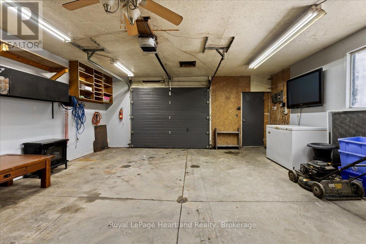 7637 Wellington Road 7, Mapleton, ON - Indoor Photo Showing Garage