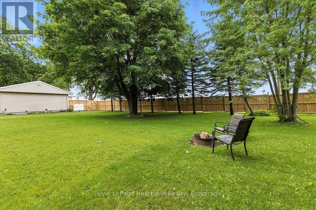 7637 Wellington Road 7, Mapleton, ON - Outdoor With Backyard
