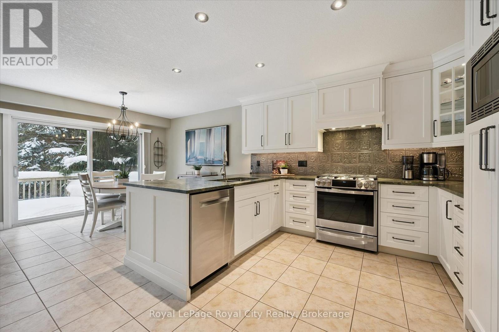 92 Marsh Crescent, Guelph (Pineridge/Westminster Woods), ON - Indoor Photo Showing Kitchen With Stainless Steel Kitchen With Upgraded Kitchen