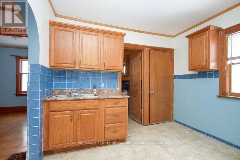 65 Gladstone Avenue, Oshawa (Mclaughlin), ON - Indoor Photo Showing Kitchen With Double Sink