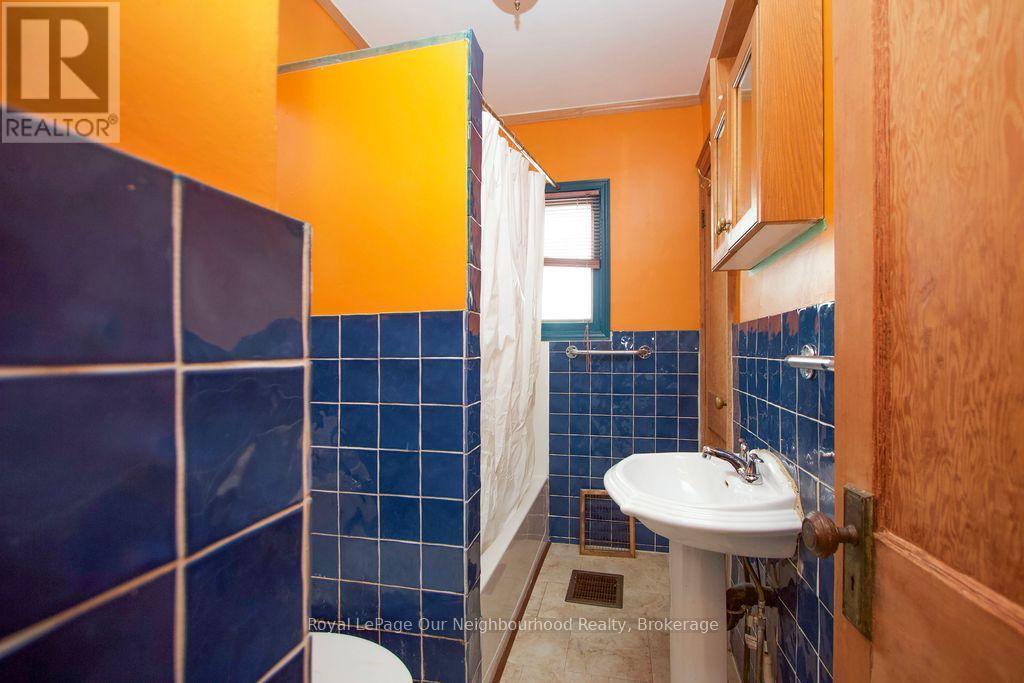 65 Gladstone Avenue, Oshawa (Mclaughlin), ON - Indoor Photo Showing Bathroom