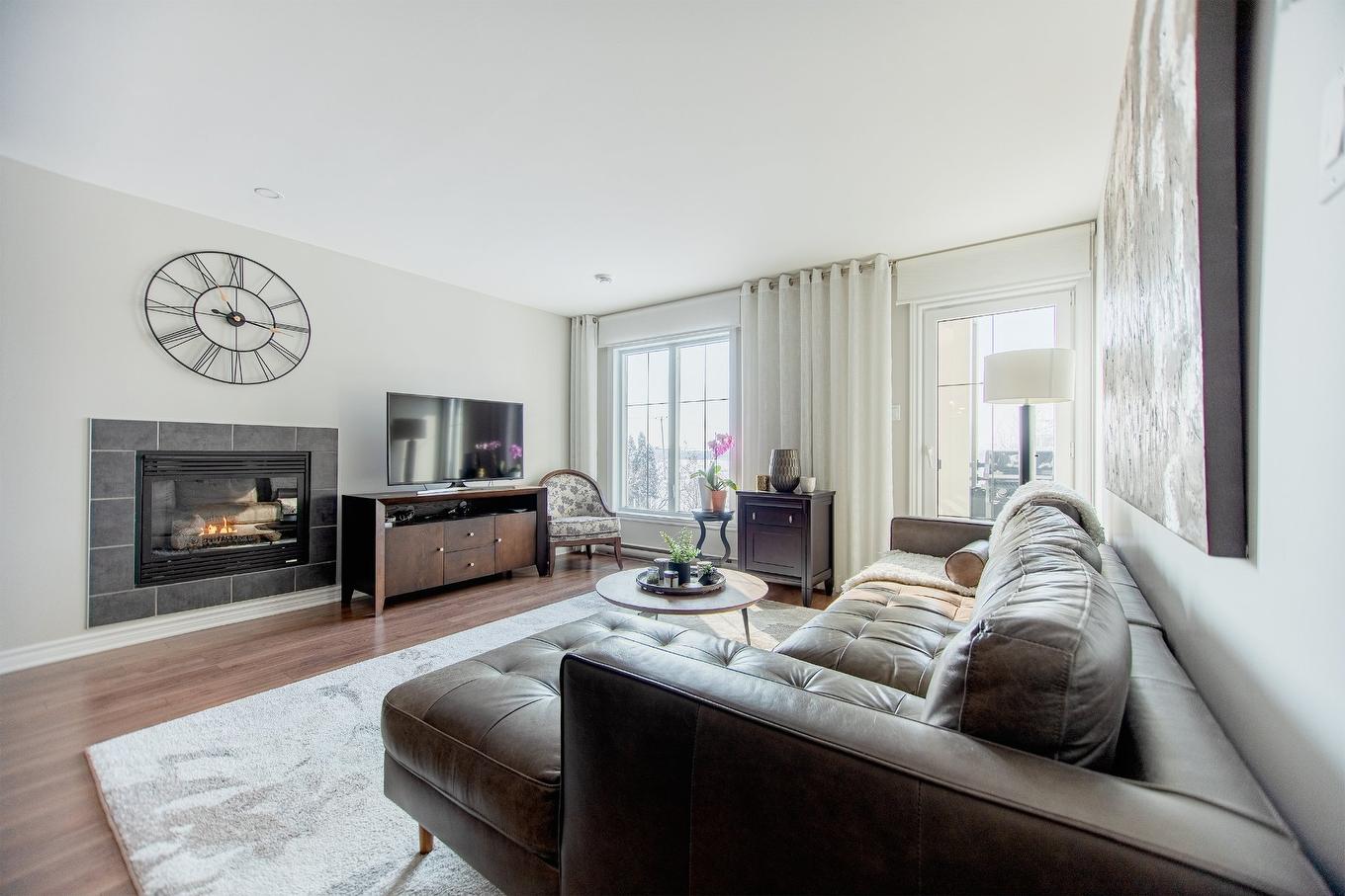 Salon - 6-688 Rue Des Sureaux, Boucherville, QC - Indoor Photo Showing Living Room With Fireplace