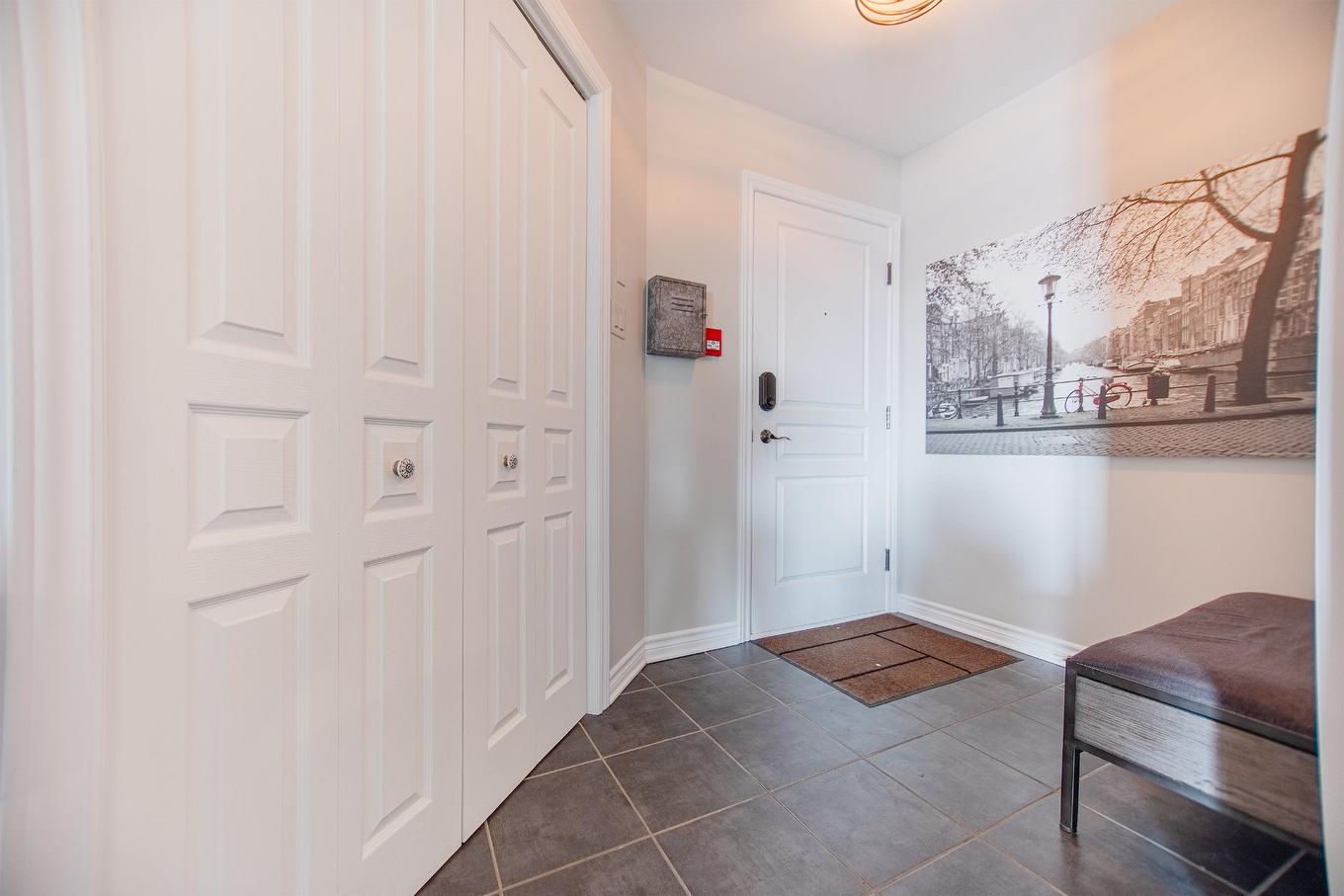 Hall d'entrée/Vestibule - 6-688 Rue Des Sureaux, Boucherville, QC - Indoor Photo Showing Other Room