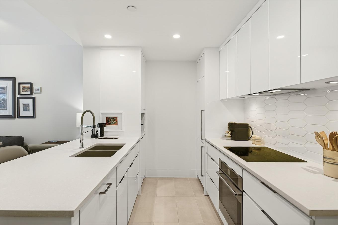 Kitchen - 214-360 Rue Atateken, Montréal (Ville-Marie), QC - Indoor Photo Showing Kitchen With Double Sink With Upgraded Kitchen