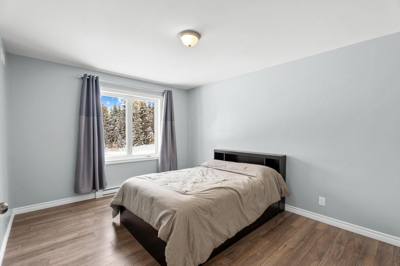 Primary bedroom - 8500 Ch. Ladouceur, Sainte-Agathe-Des-Monts, QC - Indoor Photo Showing Bedroom